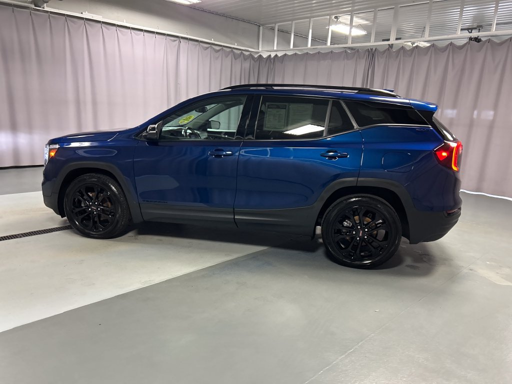 Used 2022 GMC Terrain SLT w/ Elevation Edition FWD image 4