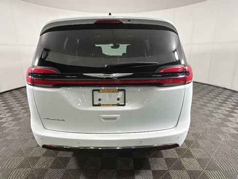 Used 2024 Chrysler Pacifica Touring-L FWD image 3