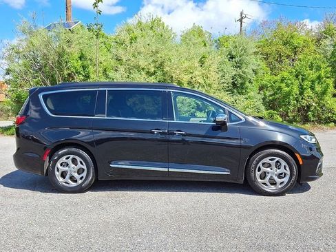 Used 2023 Chrysler Pacifica Limited FWD image 7