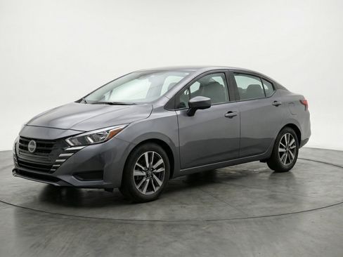 Used 2025 Nissan Versa SV image 3