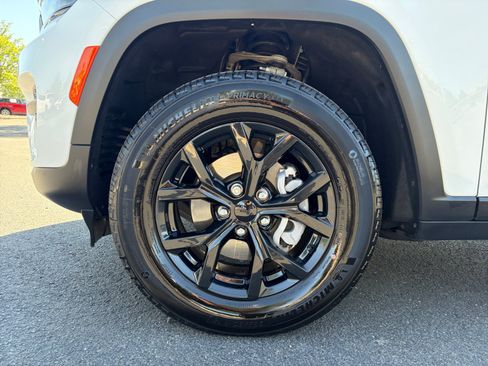 Used 2025 Jeep Grand Cherokee Altitude AWD/4WD image 11