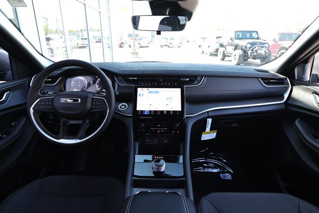 New 2027 Jeep Grand Cherokee Laredo RWD image 31