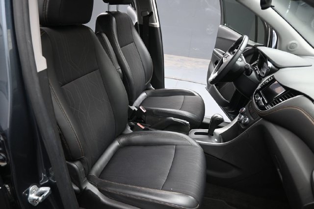 Used 2021 Chevrolet Trax LT w/ LT Convenience Package FWD image 16