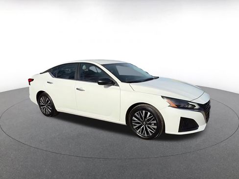 Used 2025 Nissan Altima 2.5 SV image 2