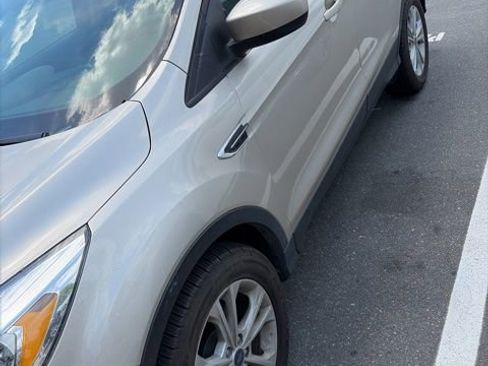 Used 2017 Ford Escape SE FWD image 6