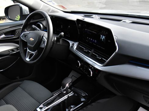 Used 2025 Chevrolet Trax LT w/ LT Convenience Package FWD image 44