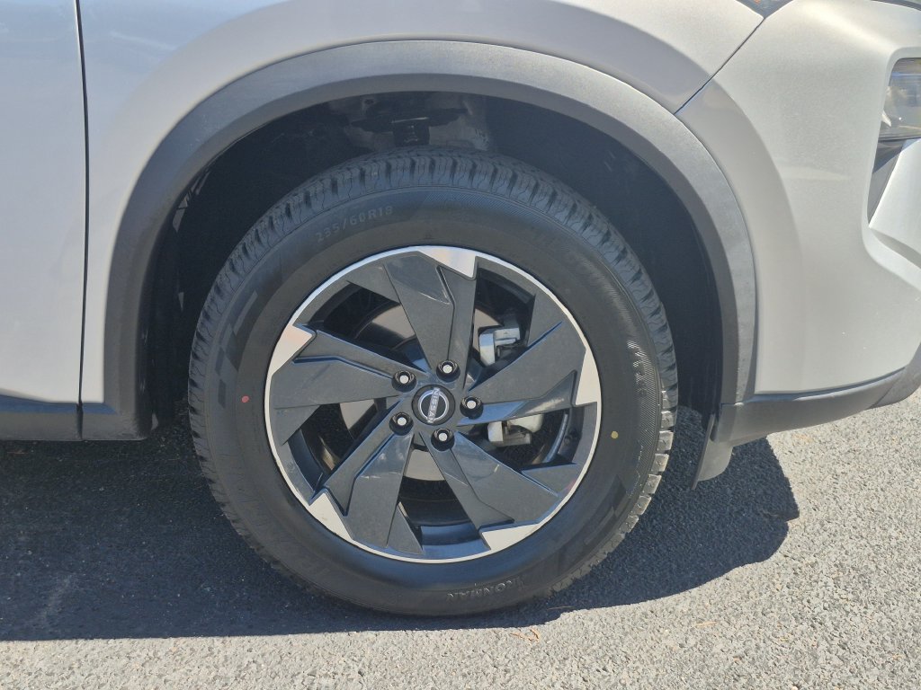 Used 2024 Nissan Rogue SV AWD/4WD image 18