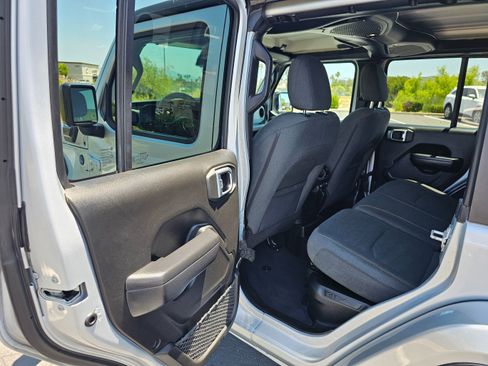 Used 2024 Jeep Wrangler Unlimited AWD/4WD image 17