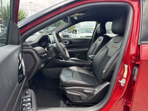 Used 2025 Jeep Compass Trailhawk AWD/4WD image 9