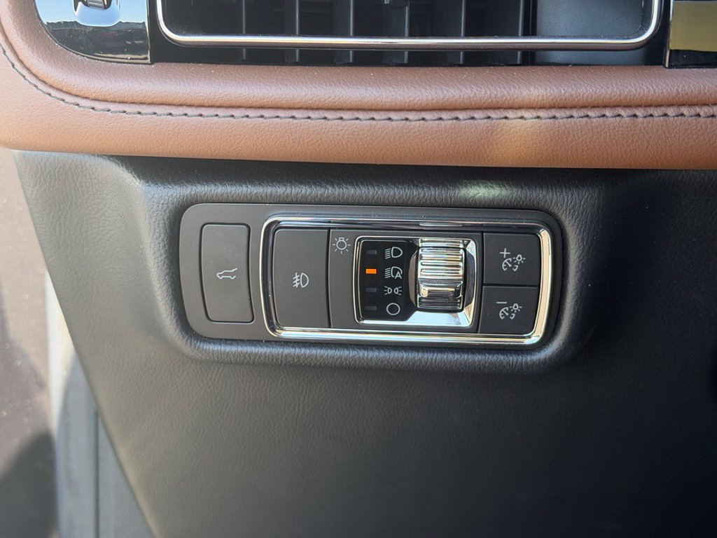 Used 2023 Lincoln Aviator Reserve w/ Equipment Group 201A AWD/4WD image 11