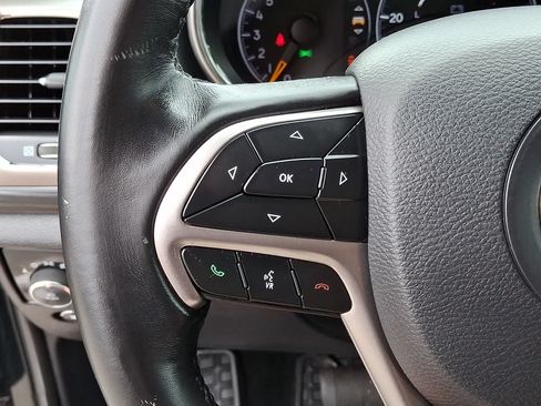 Used 2019 Jeep Grand Cherokee Laredo AWD/4WD image 23