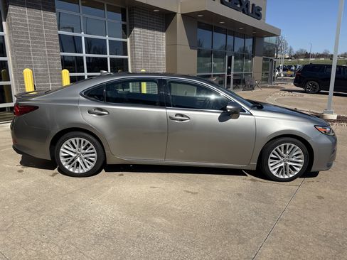 Used 2016 Lexus ES 350 w/ Luxury Package w/Wood Trim image 35
