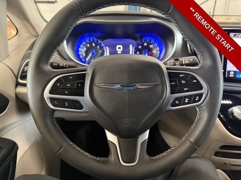 Used 2023 Chrysler Pacifica Touring-L w/ Uconnect Theater Family Group AWD/4WD image 16