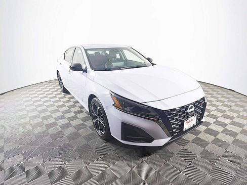 Used 2025 Nissan Altima 2.5 SR w/ SR Premium Package FWD image 3