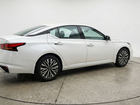 Used 2025 Nissan Altima 2.5 SV image 9