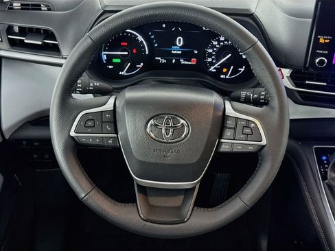 Used 2025 Toyota Sienna XLE FWD image 26