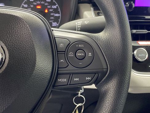 Used 2025 Toyota Corolla LE image 32