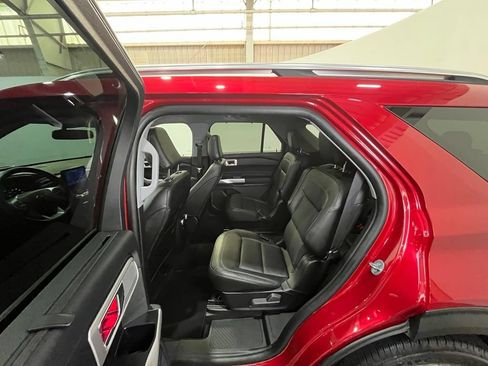 Used 2022 Ford Explorer Limited w/ Equipment Group 301A AWD/4WD image 18