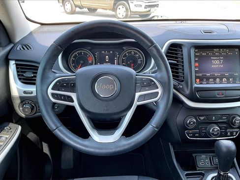 Used 2018 Jeep Cherokee Latitude Plus w/ Comfort/Convenience Group image 8