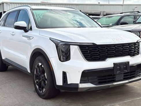 Used 2025 Kia Sorento S image 2