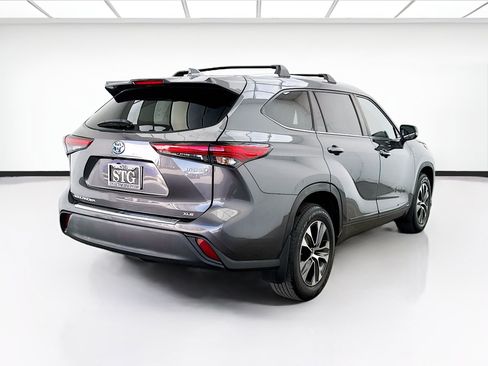 Used 2023 Toyota Highlander XLE w/ Protection Package #3 (TMS) AWD/4WD image 4