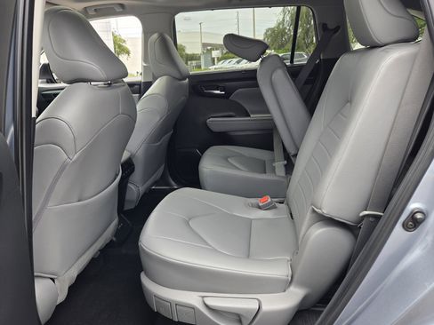 Used 2024 Toyota Highlander XLE AWD/4WD image 11