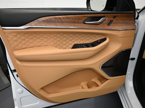 New 2025 Jeep Grand Cherokee Summit image 12