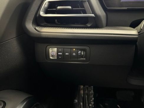 Used 2025 Chevrolet Traverse LT w/ Midnight/Sport Edition AWD/4WD image 17