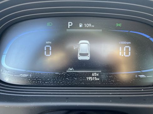 Used 2023 Hyundai Venue Limited image 9