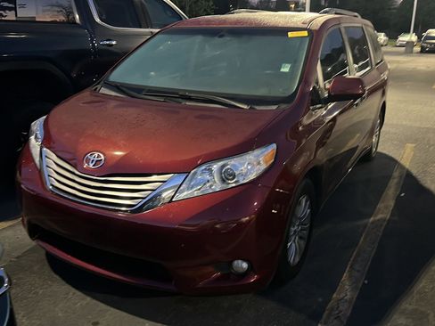 Used 2017 Toyota Sienna XLE w/ XLE Navigation Package image 1