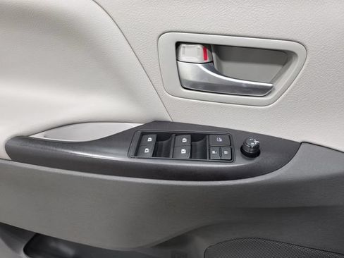 Used 2016 Toyota Sienna LE w/ Protection Package FWD image 28