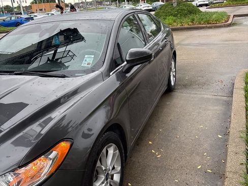 Used 2019 Ford Fusion SE FWD image 3