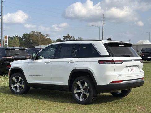 New 2026 Jeep Grand Cherokee Limited w/ Luxury Tech Group II RWD image 14