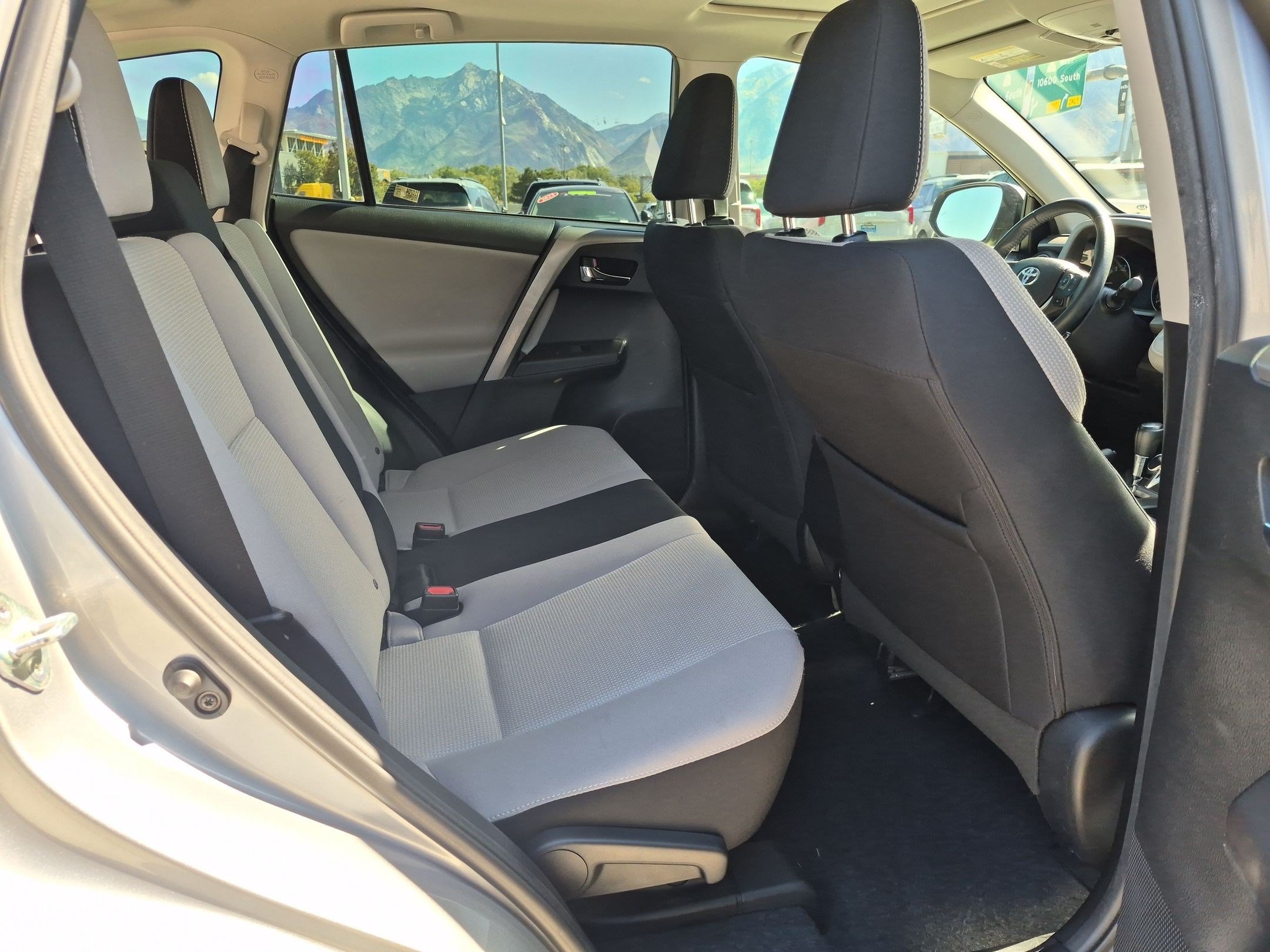 Used 2018 Toyota RAV4 XLE AWD/4WD image 28
