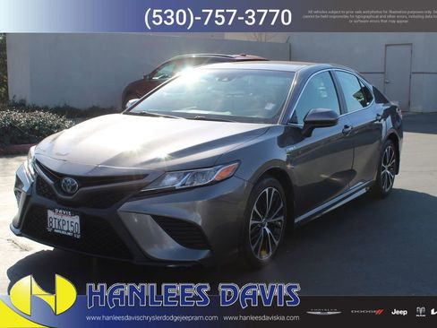 Used 2020 Toyota Camry SE image 3