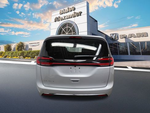 New 2026 Chrysler Pacifica Select AWD/4WD image 7