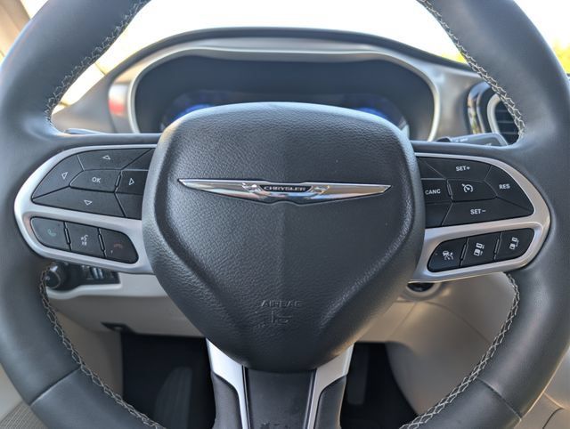 Used 2024 Chrysler Pacifica Touring-L FWD image 23