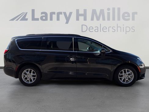 Used 2022 Chrysler Pacifica Touring-L image 6