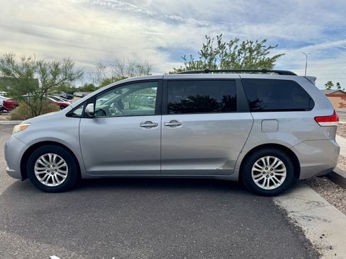 Used 2013 Toyota Sienna XLE image 6