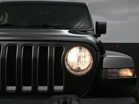 Used 2018 Jeep Wrangler Unlimited Sahara image 18