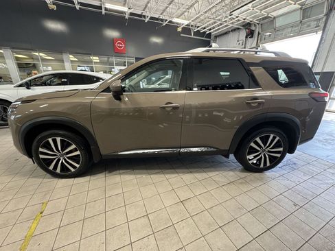 Certified 2024 Nissan Pathfinder Platinum AWD/4WD image 39