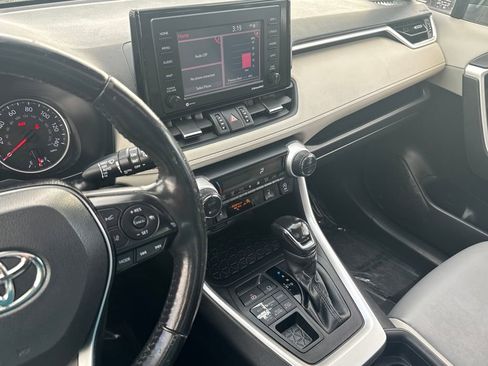 Used 2021 Toyota RAV4 XLE Premium image 19