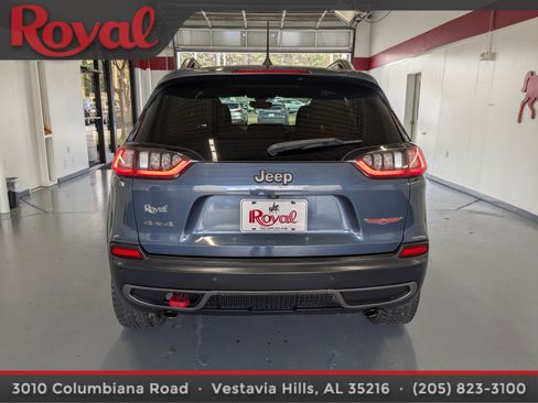 Used 2019 Jeep Cherokee Trailhawk image 3