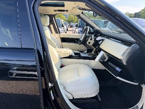 Used 2025 Land Rover Range Rover SE AWD/4WD image 11