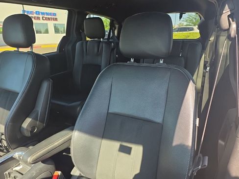Used 2019 Dodge Grand Caravan SXT w/ Blacktop Package FWD image 12