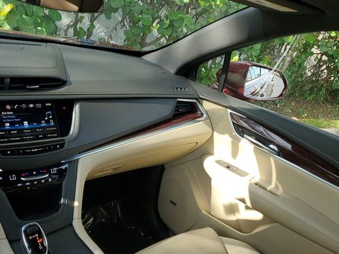 Used 2018 Cadillac XT5 Luxury w/ Driver Awareness Package image 19