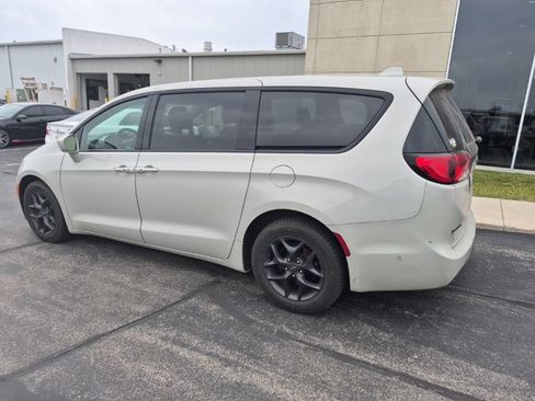 Used 2019 Chrysler Pacifica Touring Plus w/ Advanced Safetytec Group FWD image 3