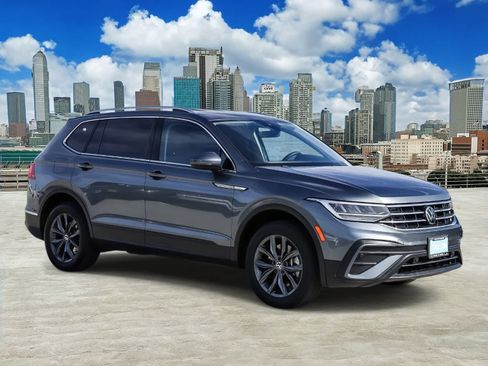 Used 2022 Volkswagen Tiguan SE FWD image 3