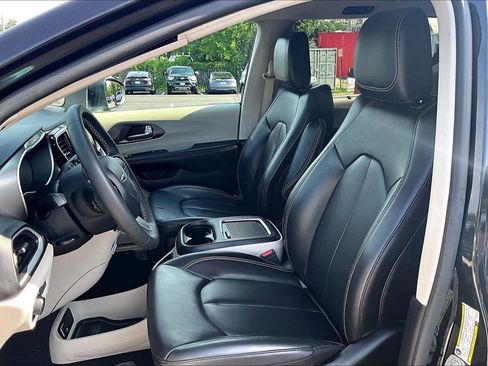 Used 2023 Chrysler Pacifica Touring-L FWD image 22