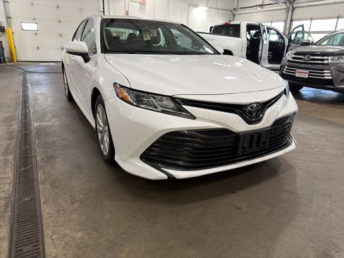 Used 2018 Toyota Camry LE FWD image 3